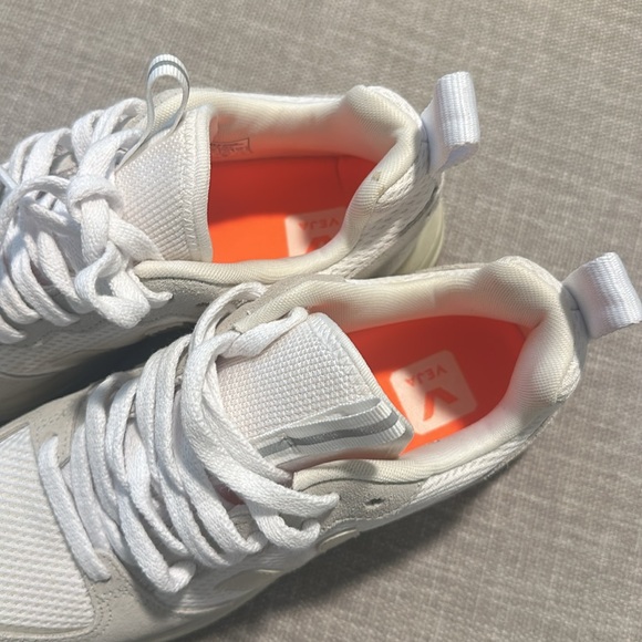 VEJA Women's Venturi Low Top Sneakers - Picture 9 of 13